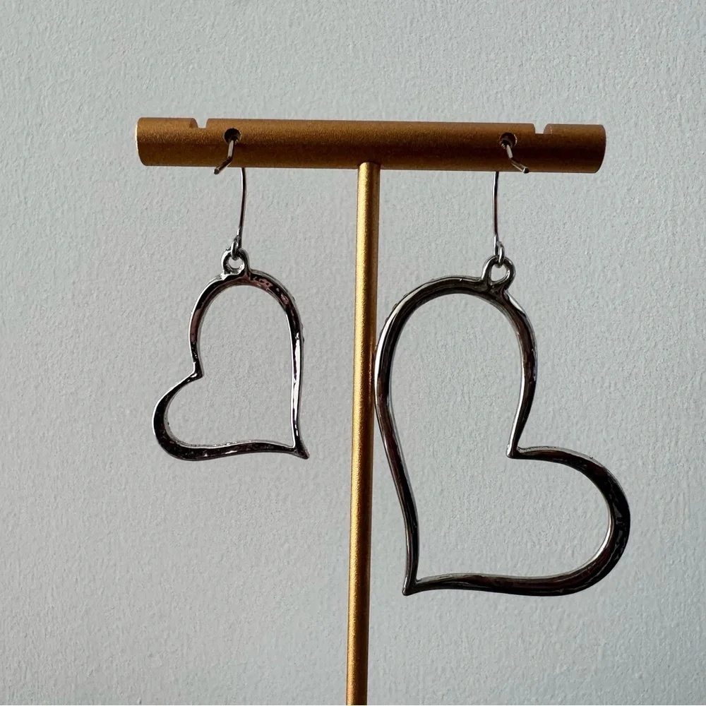 Elegant Silver Heart Earrings - Picture 2 of 3